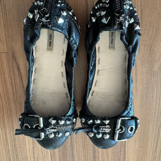 Miumiu 스터드 플랫슈즈 