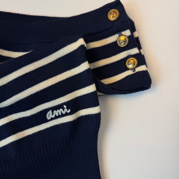 아미 스트라이프 오프 숄더 슬리브리스