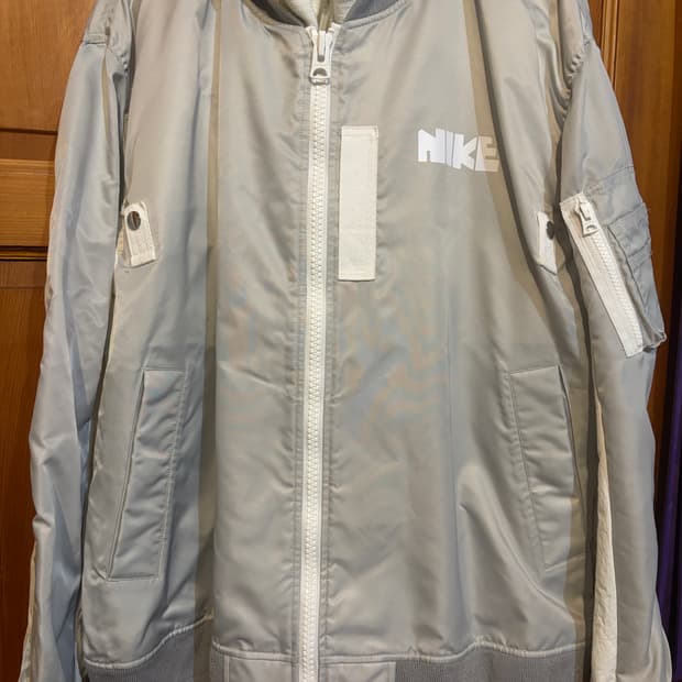 나이키 x 사카이 NRG 레이어드 봄버 자켓 그레이 포그 - US/EU