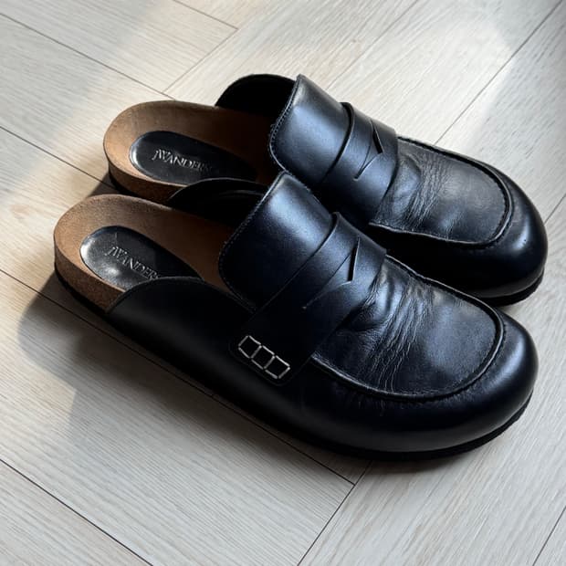 JW앤더슨 블랙 레더 뮬 로퍼