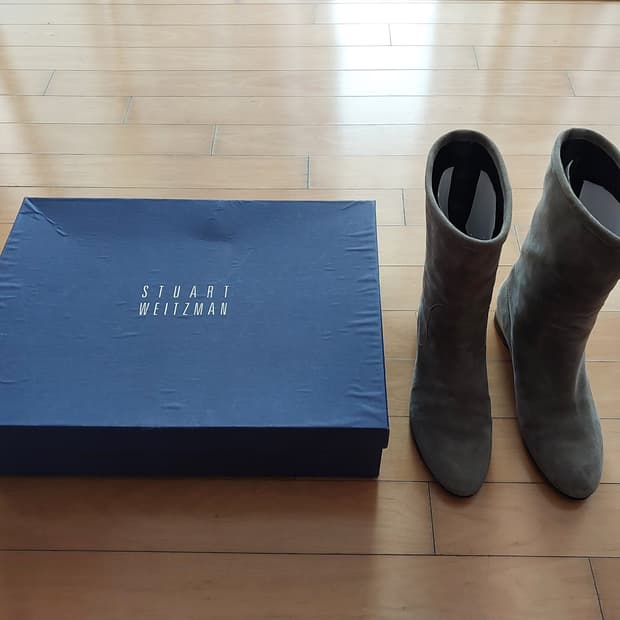스튜어트 와이츠먼 스웨이드부츠 회색