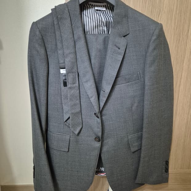 톰브라운 미드그레이 수트셋업