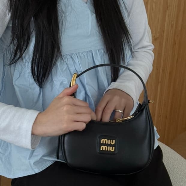 미우미우 레더 호보백