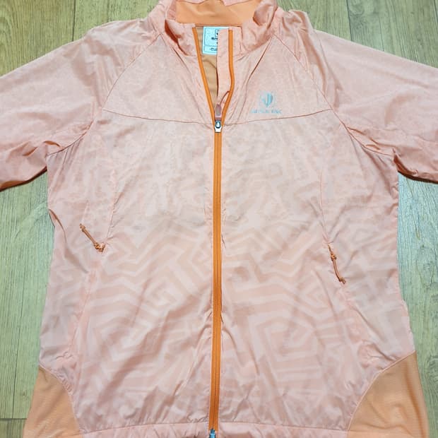 1124 블랙야크 바람막이 100 사이즈입니다