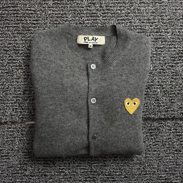 꼼데가르송 우먼스 골드 와펜 라운드넥 가디건 2151