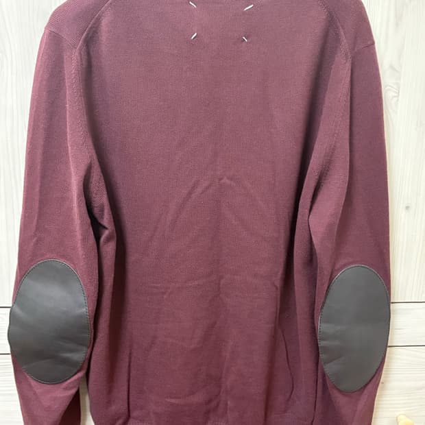 마르지엘라 엘보우 패치 브이넥 니트 버건디