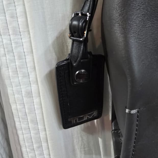 투미 크로스백 