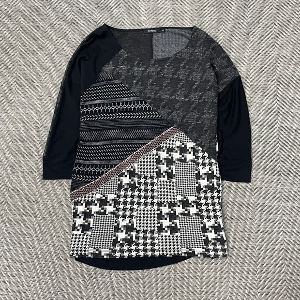 데시구알 패턴 티셔츠 v0059