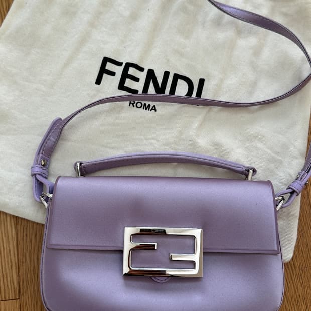 펜디 바게트 폰 파우치 라일락 