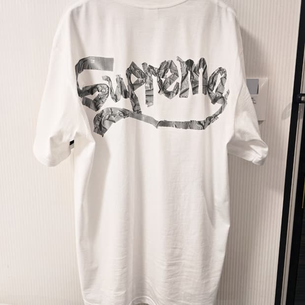 슈프림 나오자마자 품절된 반팔티셔츠