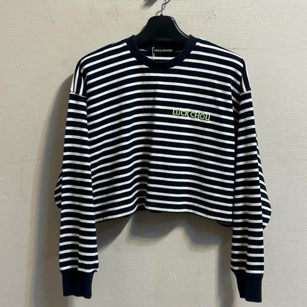 럭키슈에뜨 스트라이프 크롭 맨투맨