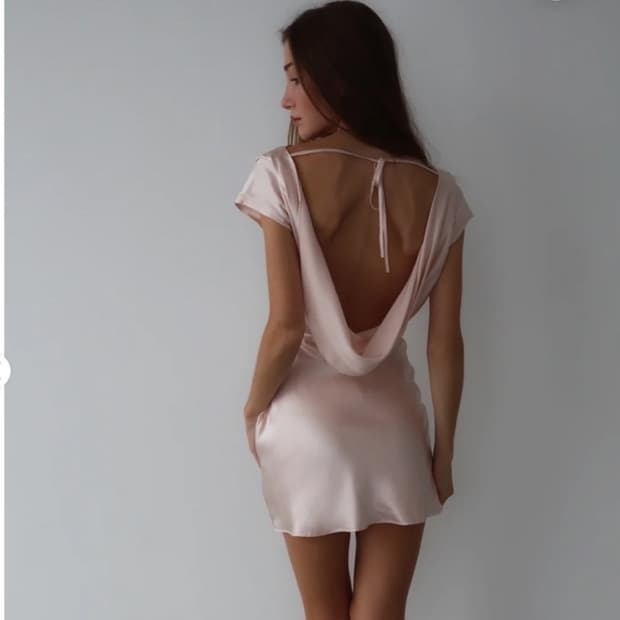 Redrew clothing 카울넥 미니 백리스 실크 드레스 여름원피스