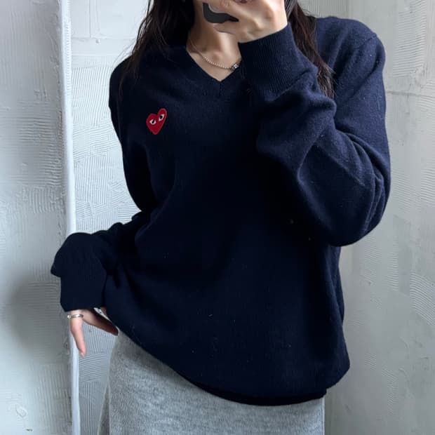 COMMEdesGARCONS 꼼데가르송 레드와펜 네이비컬러 브이넥 울 니