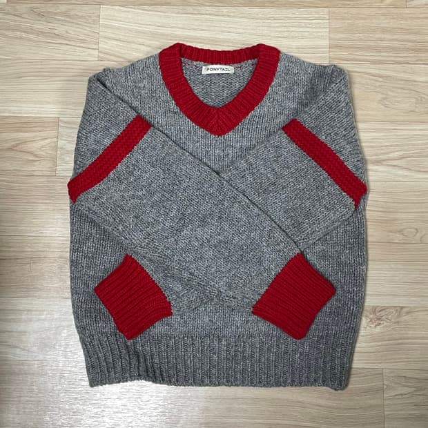 Ponytail annie v-neck knit