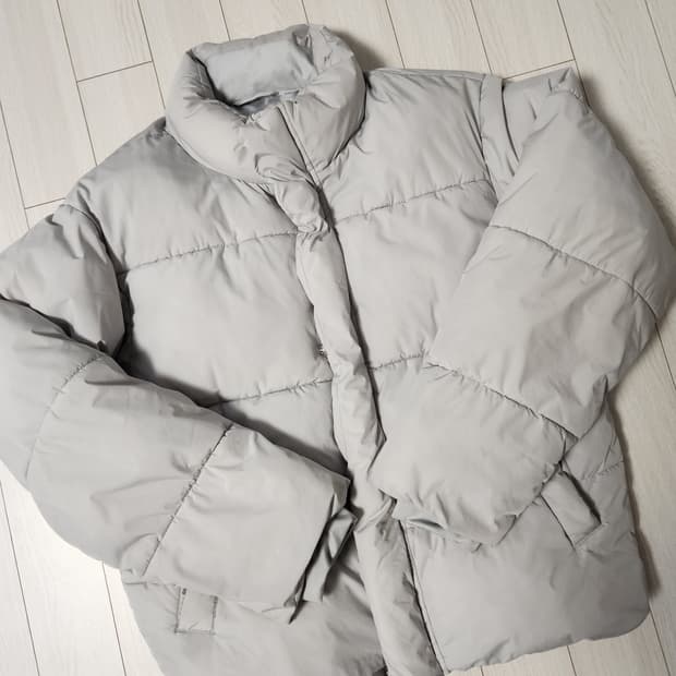 스파오 남녀공용 그레이 푸퍼 숏패딩 사이즈95m

여러 중고사이트에도 같