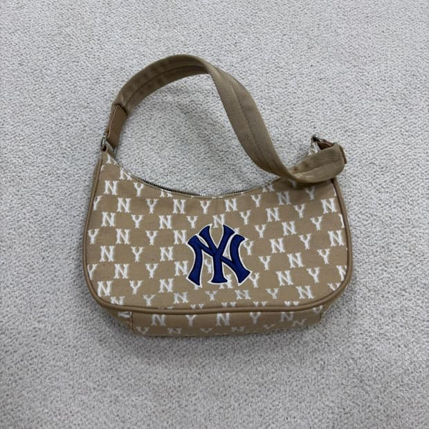 F MLB NY 모노그램 패턴 베이지 호보백 0604E2