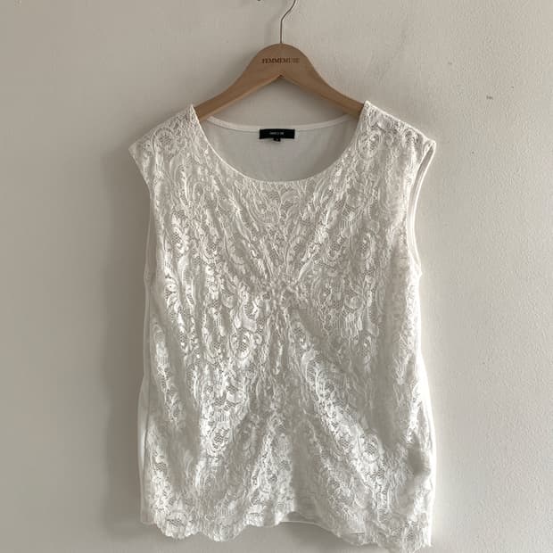 Lace sleeveless top