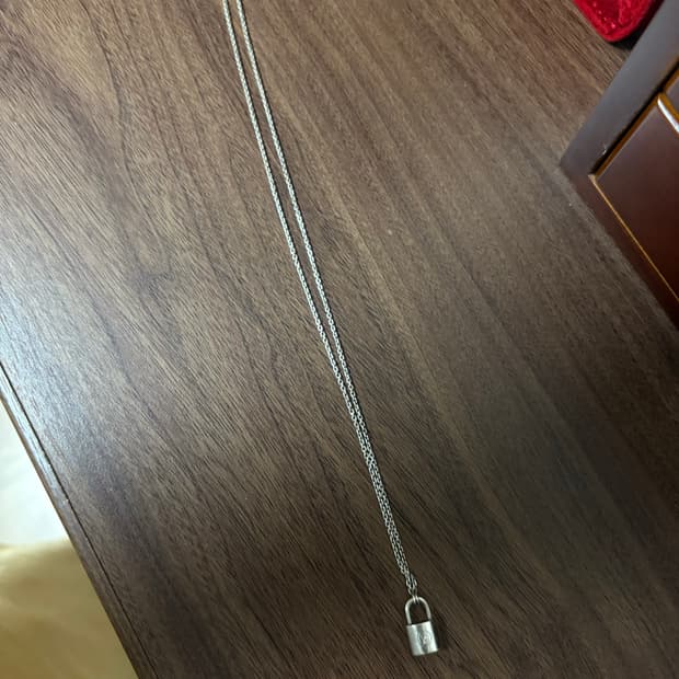 루이비통 실버락킷 목걸이