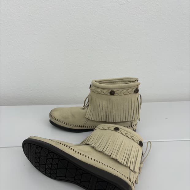 Minnetonka 프린지 부츠 스웨이드