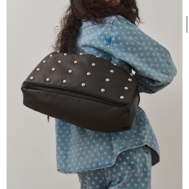 플리즈프로젝트 스터드 레더 메신저백