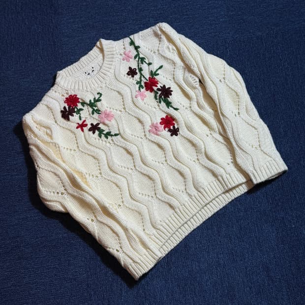 모리걸 아이보리 꽃 자수 케이블 니트