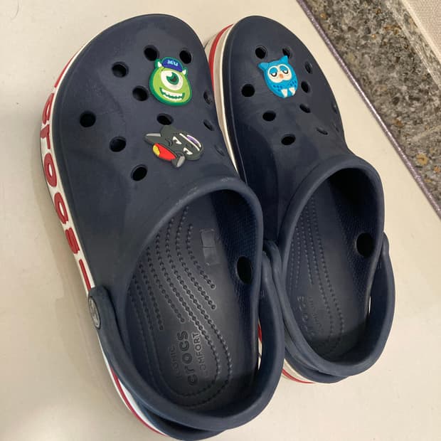 크록스 230 키즈 바야밴드 네이비 M4W6 판매합니다~~ 