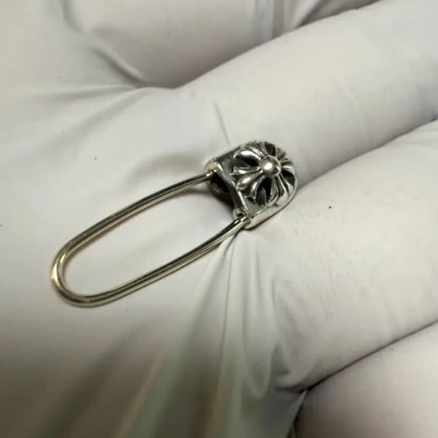 크롬하츠 세이프티핀 귀걸이 왼쪽