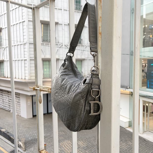 디올 그레이 까나쥬 퀄팅 가죽 호보백 