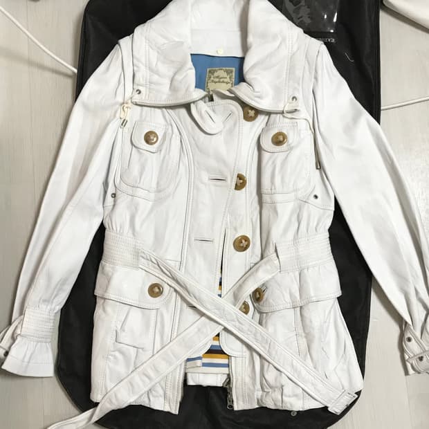 화이트 양가죽 자켓