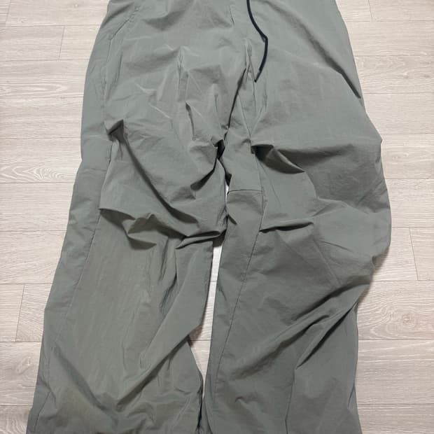 [2] 해칭룸 스노우 오버팬츠 파스텔 올리브