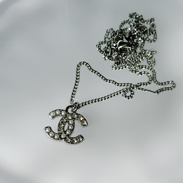 샤넬 cc로고 하프 진주 업사이클링 목걸이 실버