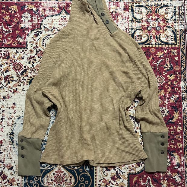 버튼 디테일 터틀넥 롱슬리브