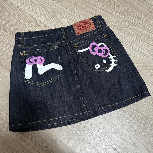 에비수 헬로키티 스커트