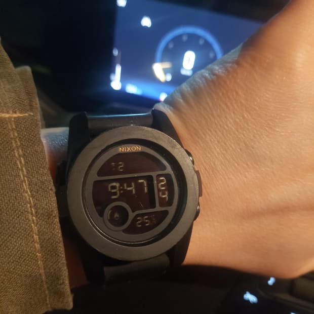 닉슨 블랙 디지털 손목시계