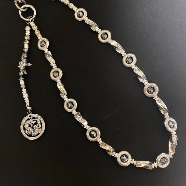 다크 에스닉 팬츠 체인