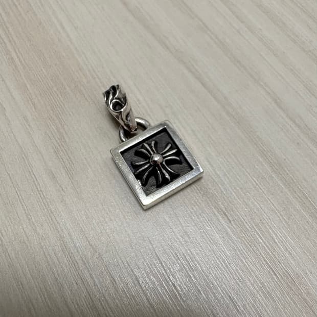 크롬하츠 ch플러스 프레임 참 펜던트