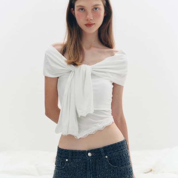 더티스 OFF SHOULDER LACE TIED T-SHIRTS구해요