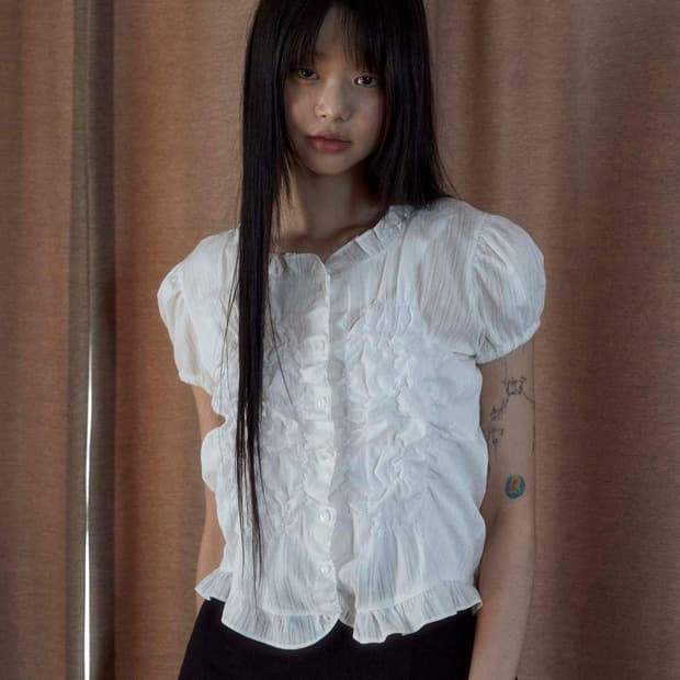 플레어업 사야 프릴 퍼프 블라우스 화이트