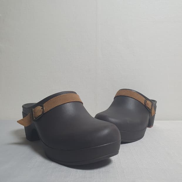 230mm 크록스 사라 벨티드 힐 클로그 브라운