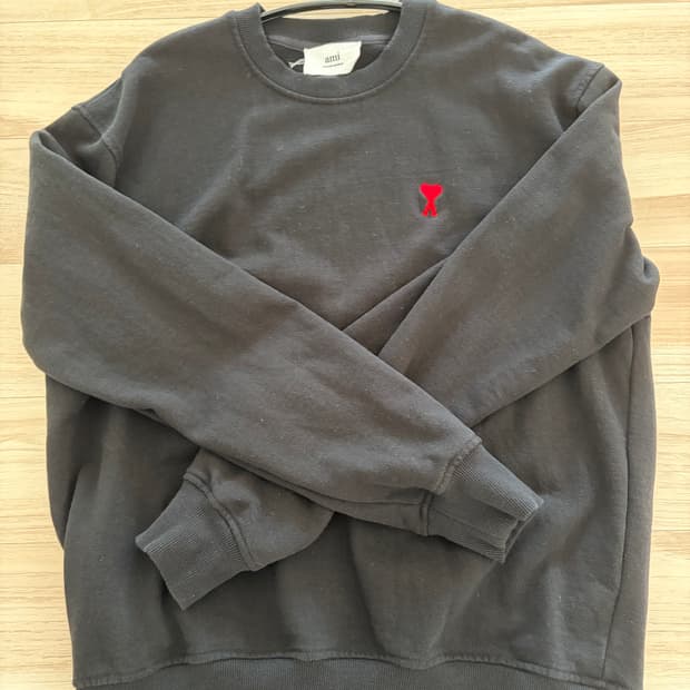 아미 스몰하트 블랙 맨투맨 m