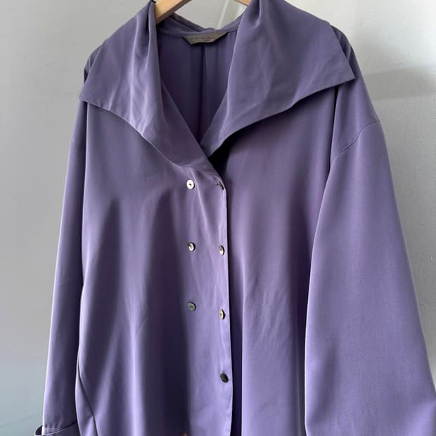 Silky fabric design wide collar blouse s