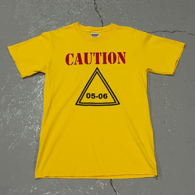 길단(Gildan) CAUTION (주의) 빈티지 노란 티셔츠