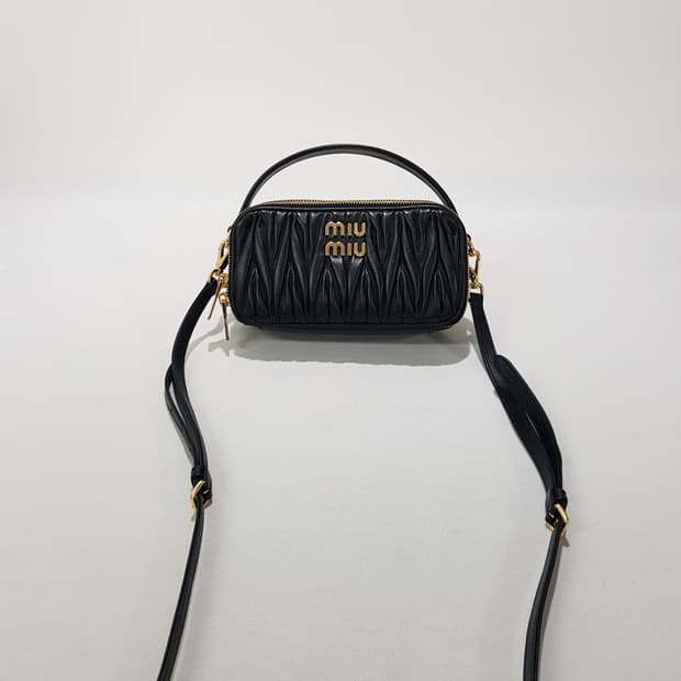 미우미우 마틀라쎄 나파 레더 숄더백 5BH229