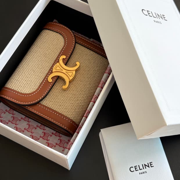 [S++급/정품]셀린느 텍스타일 카프스킨 스몰 트리옹프 지갑 탄 화이트