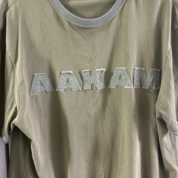 아캄 로고 패치 링거 탑 카키그레이