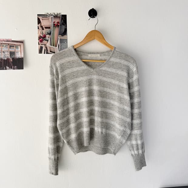 Lepvonj 레프본 스트라이프 브이넥 여름니트 그레이