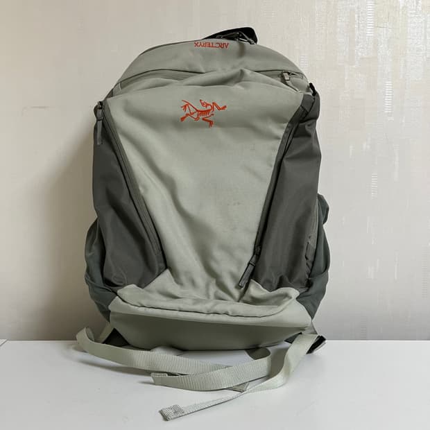 아크테릭스 맨티스 26 백팩 그레이