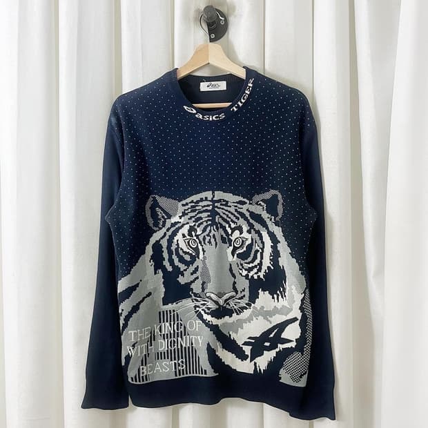 아식스 네이비 타이거 패턴 라운드 니트