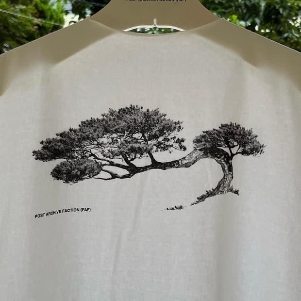 5.0+ PINE TEE RIGHT (WHITE)