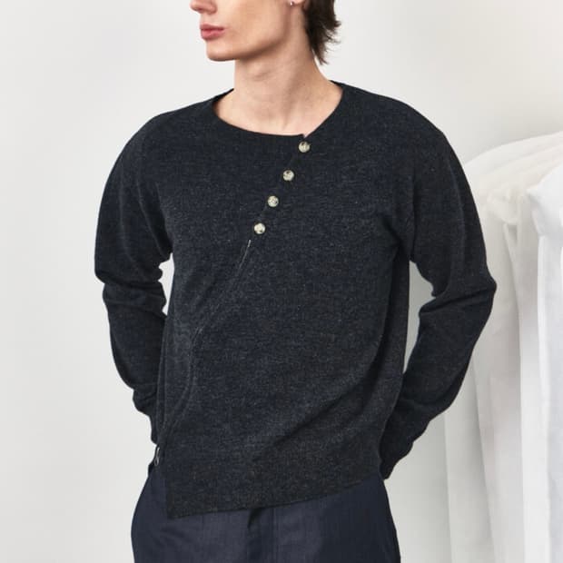 (새상품)웨이비니스 사선 집업 니트 차콜 1 사이즈